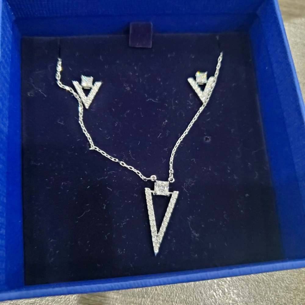 Swarvoski bouquet necklace with V pendant and earing set